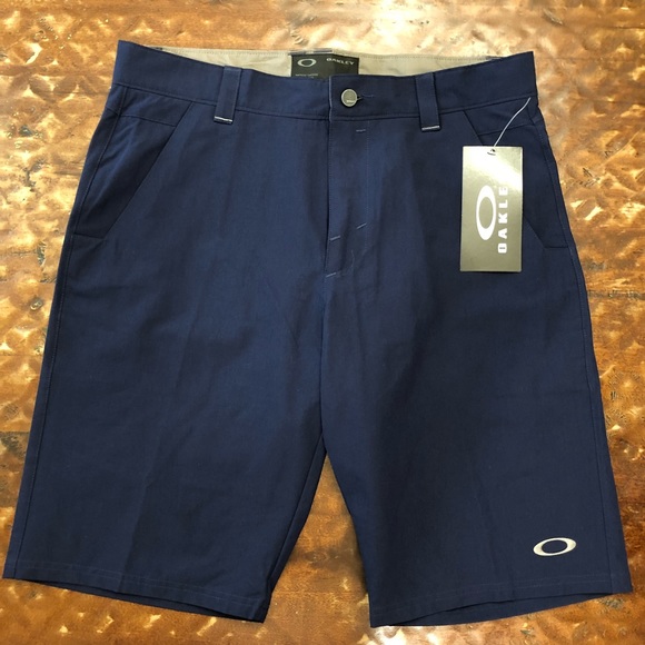 oakley men's take short 2.5